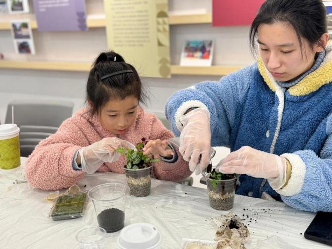 次与海绵城市有关上海社区的老人小孩先用上了PG电子麻将胡了试玩咖啡渣又有新用处！这(图3)